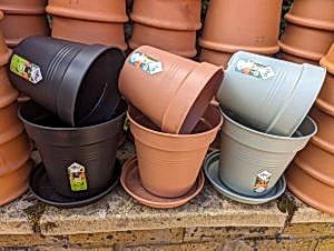 Basic plastic pots